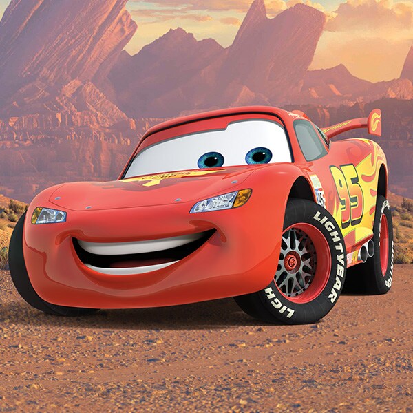 Relâmpago McQueen em uma pista no deserto